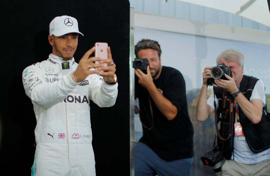 Selfie di Lewis Hamilton immortalato di fotografi (Reuters)